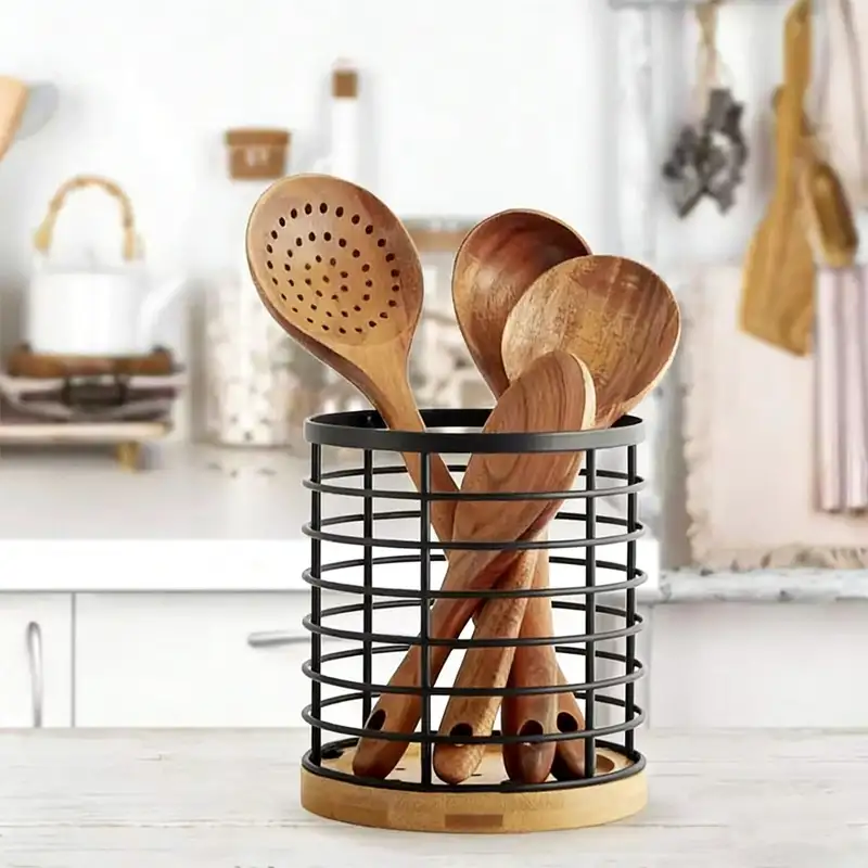 Utensilienhalter aus Metalldraht mit Holzsockel